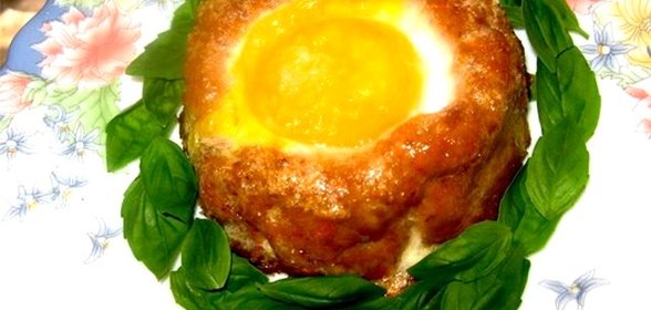 Мясные гнезда с сыром и яйцами