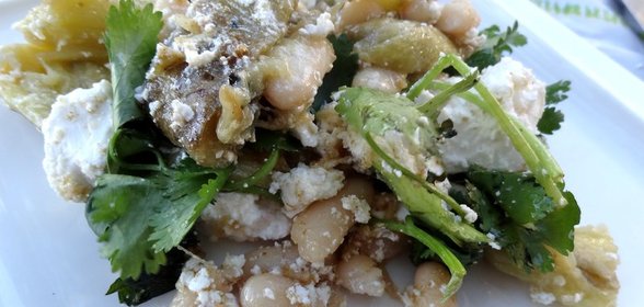 Марокканский салат с баклажанами, фасолью и козьим сыром