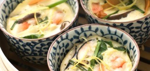 Печеная яичница с креветками в сметанном соусе