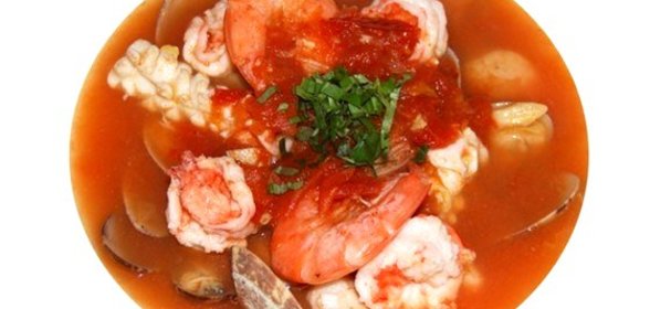 Морские гребешки и тигровые креветки в соусе «Самбука»