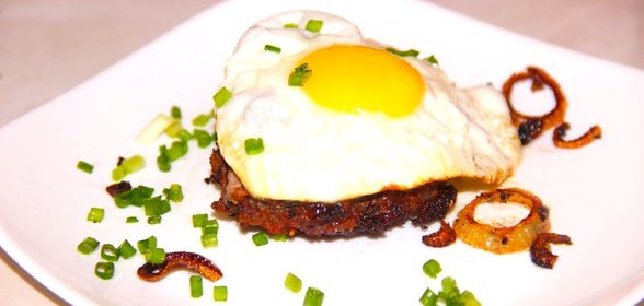 Рубленый бифштекс по - гольштейнски