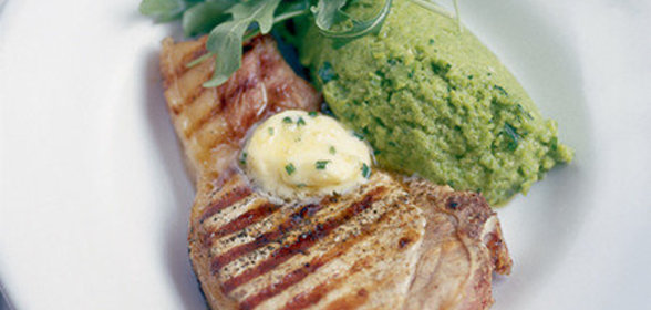 Свиные котлеты с морской солью, чесночным маслом и бобами