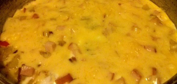 Омлет с овощами и ветчиной