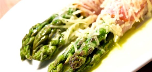 Спаржа с пармезаном и беконом