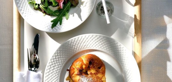 Зеленый салат с медовым соусом и козьим сыром