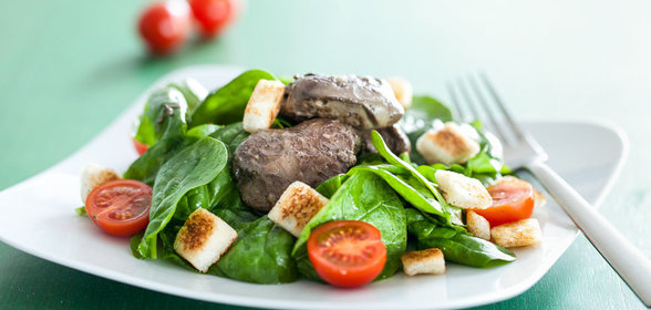 Салат из куриной печенки со шпинатом