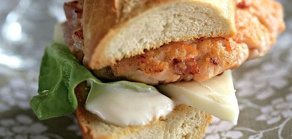 Бургеры из семги с беконом в багете