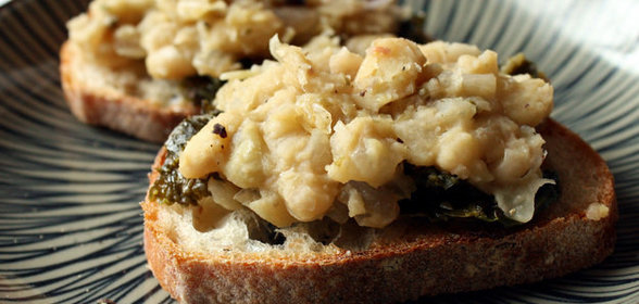 Пикантная брускетта с белой фасолью