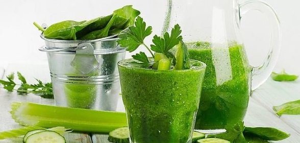 Огуречный смузи с ананасом и сельдереем