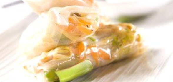 Спринг-роллы со спаржей, копченым лососем и авокадо