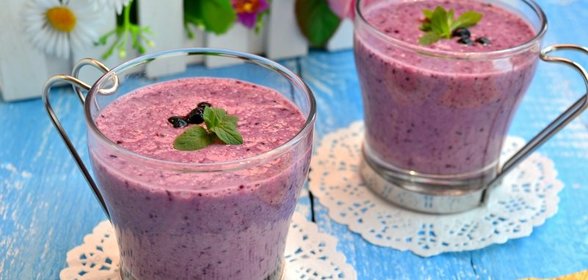 Чернично-клубничный смузи с овсянкой и мороженым