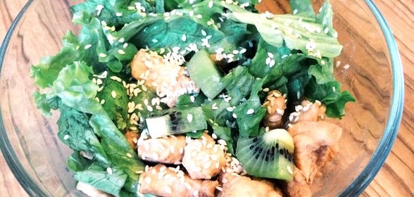 Легкий салат из куриного филе и киви