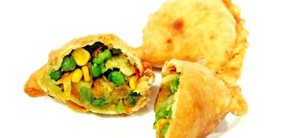 Вегетарианские жареные самосы с овощами и кешью