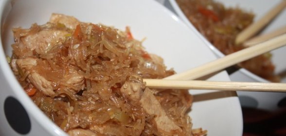 Фунчоза со свининой, овощами и кунжутным соусом