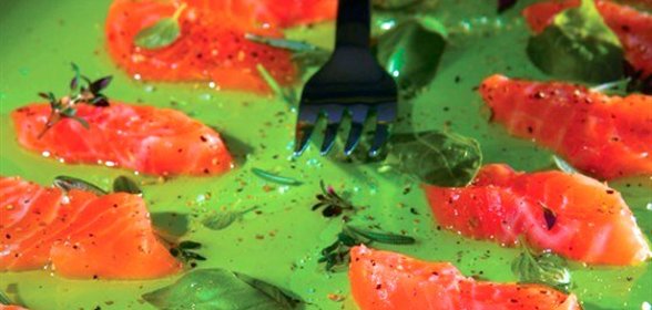 Маринованный лосось с оливковым маслом и свежими травами