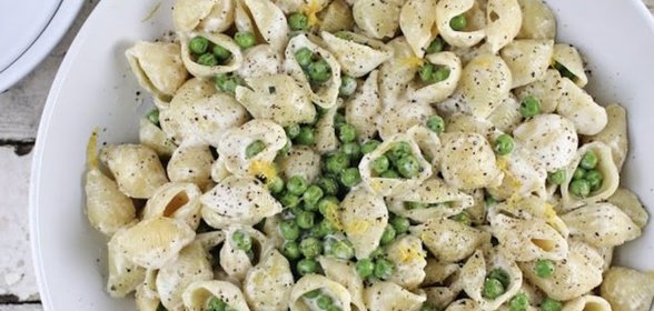 Макароны с зеленым горошком