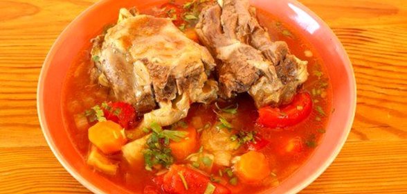 Тушеные бычьи хвостики в винном соусе