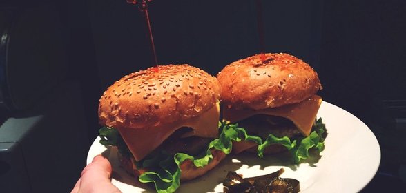 Бургеры с бараниной и перцем халапеньо