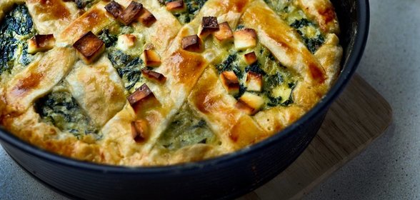 Пирог со шпинатом, картофелем, брынзой и яйцом