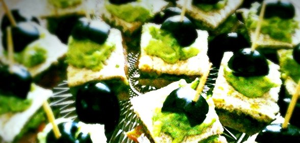 Канапе с красной рыбой и соусом из авокадо