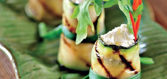 Рулетики из цукини со свежим сыром и руколой