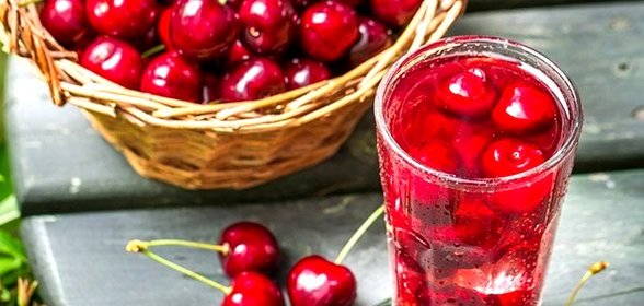 Компот из вишни с косточками