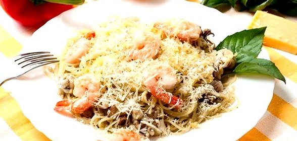 Спагетти с морским коктейлем