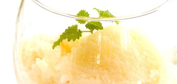 Грушевый сорбет с ягодным соусом