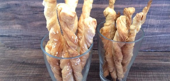 Палочки из слоеного теста