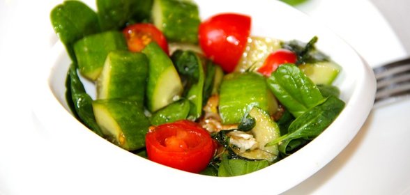 Легкий салат со шпинатом