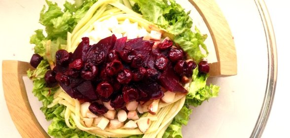 Салат со свеклой, вишней, сыром и орехами