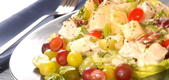 Куриный салат с виноградом, орехами и каперсами