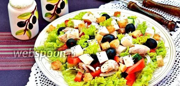 Греческий салат с курицей и сухариками