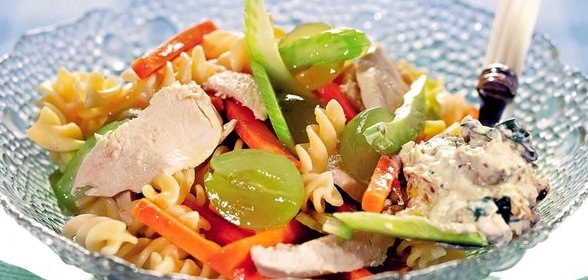 Макаронный салат с курицей и виноградом