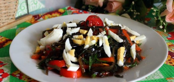 Салат из морской капусты с овощами и яйцом