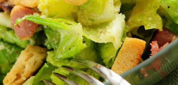 Салат цезарь с беконом