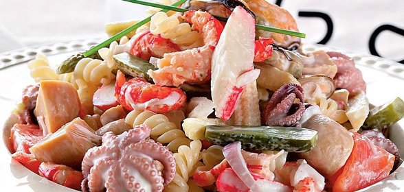 Салат из фузилли с морепродуктами