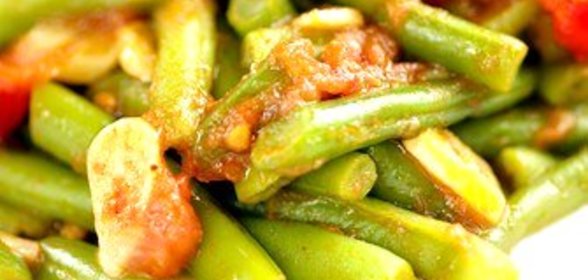 Зеленая фасоль с вялеными томатами и чесноком