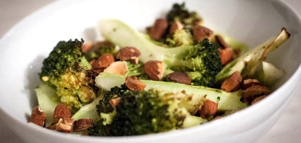 Брокколи, запеченная с миндалем