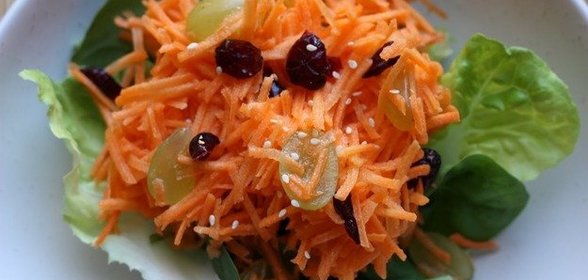 Морковный салат с виноградом и клюквой