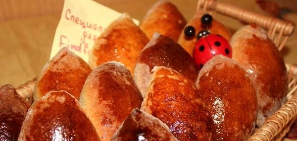 Пирожки с яйцом и зелёным горошком