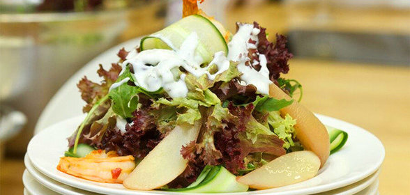 Зеленый салат с креветками и грушей под йогуртовым соусом