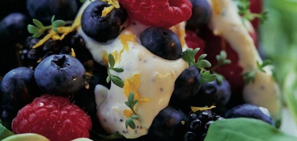 Ягодный салат с лимоном и козьим сыром