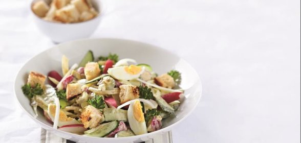 Русский летний салат в стиле Цезарь