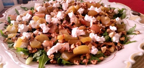 Салат с ревенем и козьим сыром