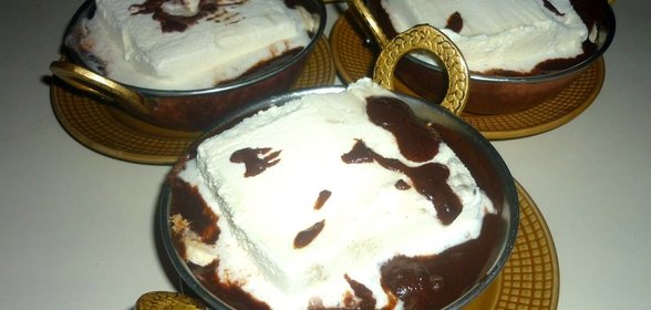 Десерт из мороженого, бананов и шоколада