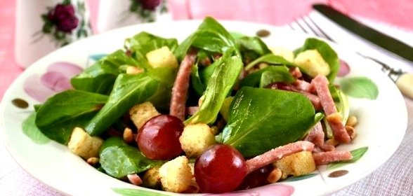 Салат с корном, сервелатом и виноградом