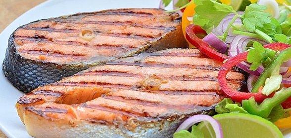 Форель на гриле с весенним салатом