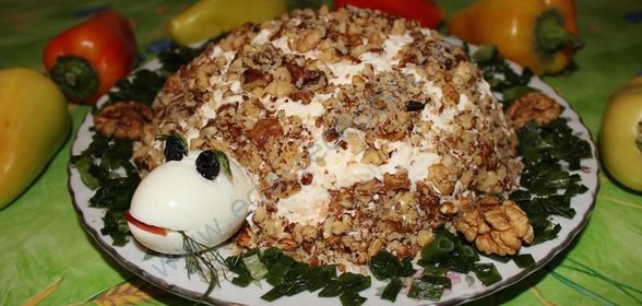 Салат Черепаха с курицей грецкими орехами и яблоками