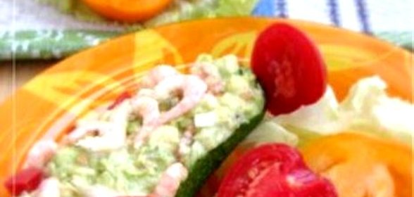 Салат с морепродуктами, томатами, авокадо и перепелиным яйцом